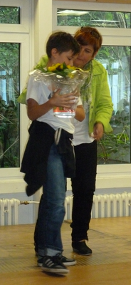 Überreichung der Sonnenblumen an die Klassen